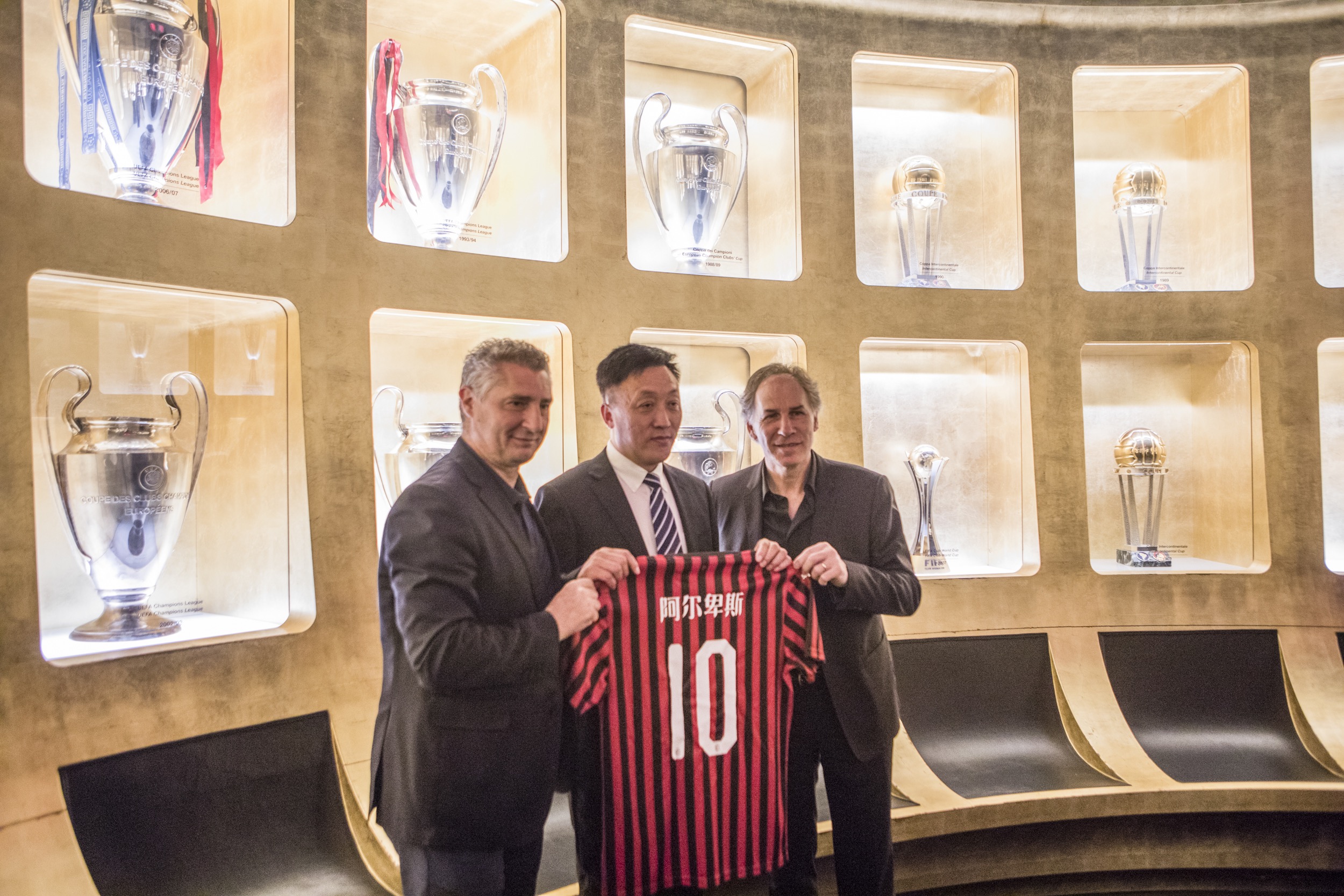 TA：非洲杯成曼联变阵契机，多名替补&小将可能迎来机会（TA：非洲杯或成曼联调整阵容良机，多名替补与小将有望获得出场机会）