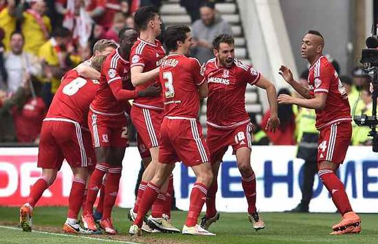 印媒：梅西混乱中尝试绕场一周，但他完全被官员及保镖包围（印媒：骚乱中梅西欲绕场一周，却被官员和保镖团团围住）