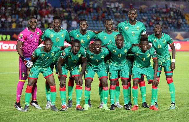 2025赛季，成都蓉城以红焰为刃、热血为甲，在三...（2025赛季，成都蓉城执红焰为刃、以热血为甲，向巅峰进击）