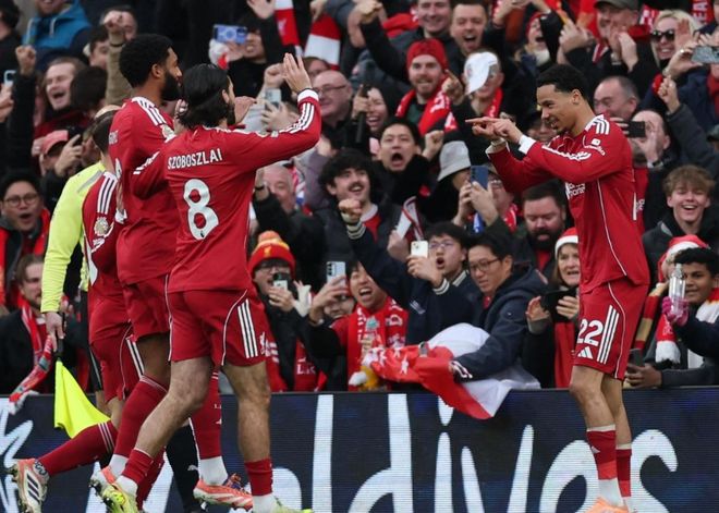 网红“小溥仪”现场观战北京国安比赛，与张稀哲合影留念（“小溥仪”网红现身国安主场观赛，与张稀哲同框留念）