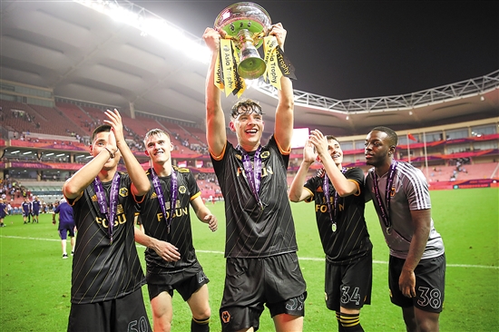 巴尔德吉：我在巴萨很开心，外界的传闻不会让我分心（巴尔德吉表示在巴萨非常开心，不会被外界传闻影响）