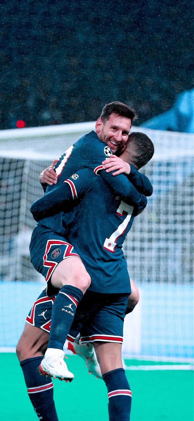 苏炳添退役，吴艳妮惹争议？晒出6年前合照，网友却认不出她是谁（苏炳添宣布退役，吴艳妮引发热议？晒出6年前合影，网友直呼认不出）