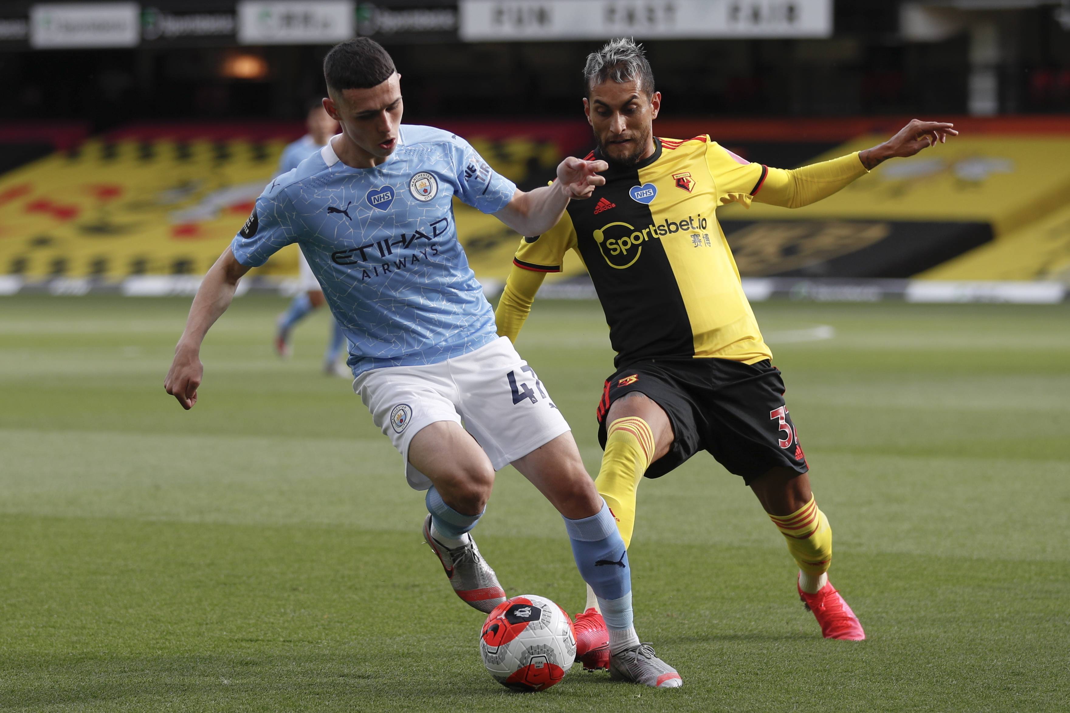 意媒：德佬对孔蒂依然保持完全信任，双方将召开会议分析现状（意媒：德劳伦蒂斯依旧对孔蒂完全信任，双方将会面评估现状）