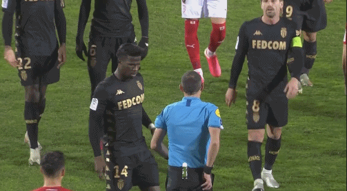 辛辛那提中场吉迪赛后与梅西交换球衣，双方握手并拥抱（梅西与辛辛那提中场吉迪赛后互换球衣，握手相拥）