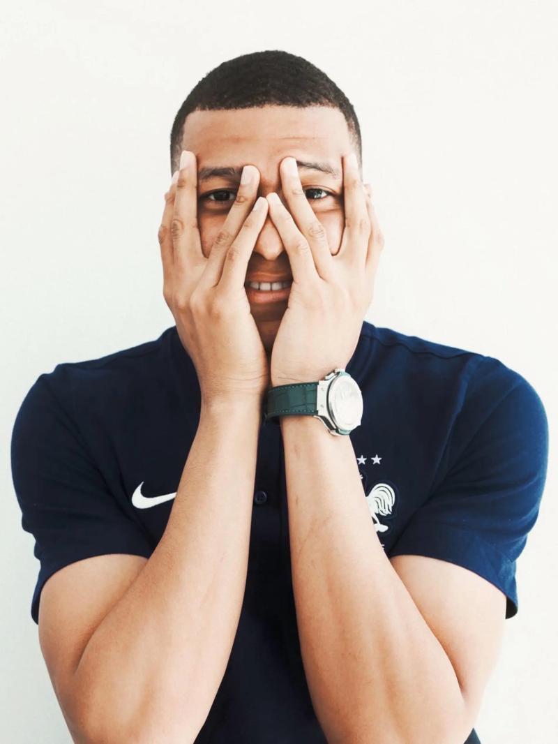 踢球不是拼命跑（踢球讲智慧，不靠拼命跑）